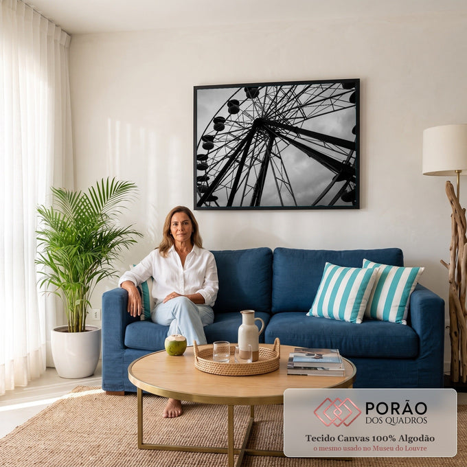 Quadro Decorativo Grande Roda Gigante para Sala Preto | quadros decorativos para sala de estar | roda-gigante metálica em preto e branco vista de baixo contra céu nublado | em ambiente 3 | Porao dos Quadros