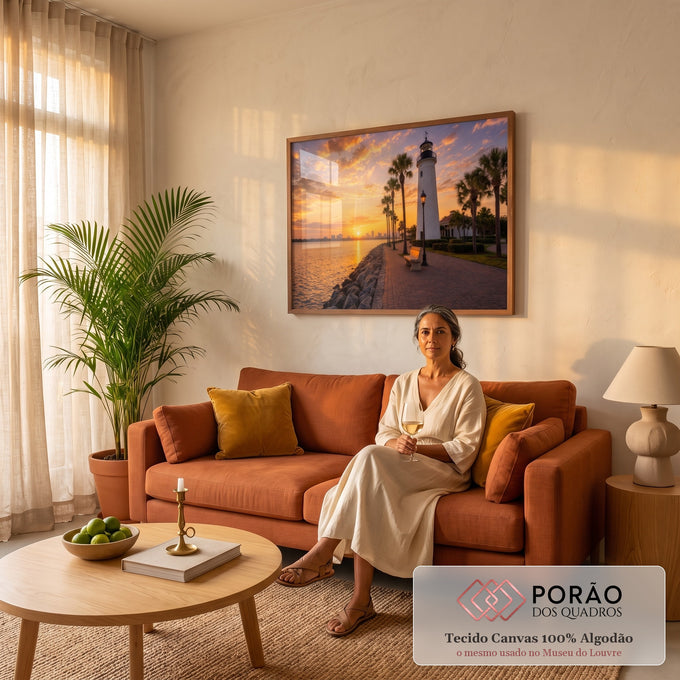 Quadro Decorativo Grande Farol Branco para Sala Laranja | quadros decorativos para sala de estar | farol branco ao pôr do sol com palmeiras e calçadão à beira-mar | em ambiente 3 | Porao dos Quadros
