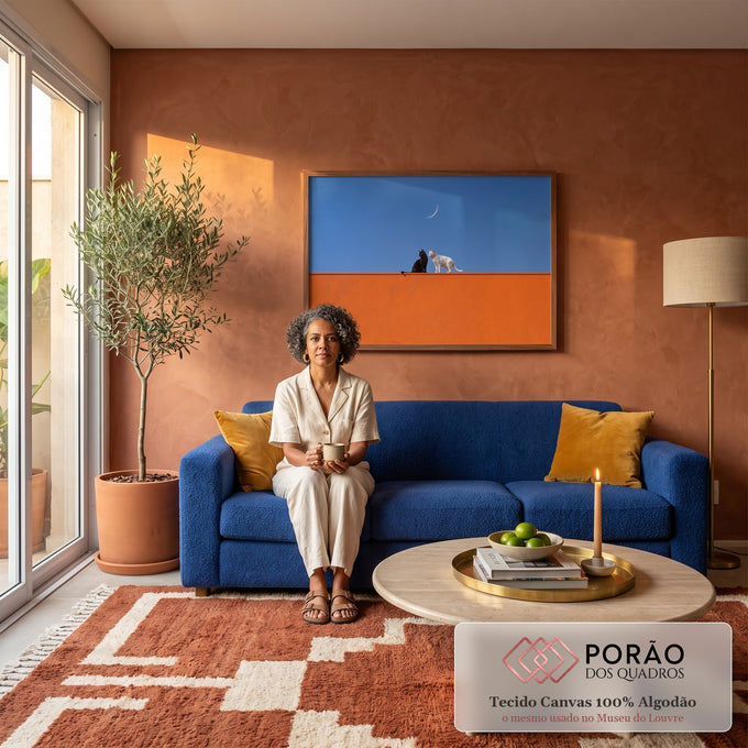 Quadro Decorativo Grande Gato Preto e Gato para Sala Laranja | quadros decorativos para sala de estar | gato preto e gato branco sobre muro laranja com lua crescente no céu azul | em ambiente 3 | Porao dos Quadros