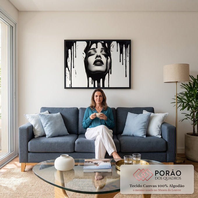 Quadro Decorativo Grande Rosto Tinta Preta para Sala Preto | quadros decorativos para sala de estar | rosto feminino em preto e branco coberto por tinta preta escorrendo | em ambiente 3 | Porao dos Quadros