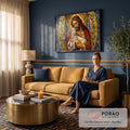 Jesus de manto vermelho abraça um cordeiro branco em mosaico dourado e azul com folhas, quadro decorativo