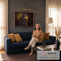 Quadro Decorativo Grande Águia de Bico para Sala Marrom | quadros decorativos para sala de estar | retrato de águia em pintura a óleo com bico amarelo e fundo dourado desfocado | em ambiente 3 | Porao dos Quadros