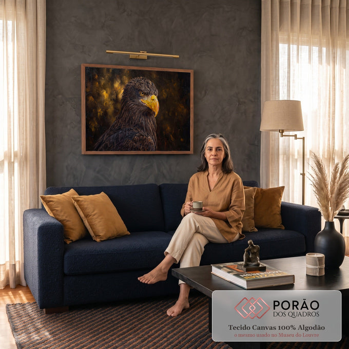 Quadro Decorativo Grande Águia de Bico para Sala Marrom | quadros decorativos para sala de estar | retrato de águia em pintura a óleo com bico amarelo e fundo dourado desfocado | em ambiente 3 | Porao dos Quadros
