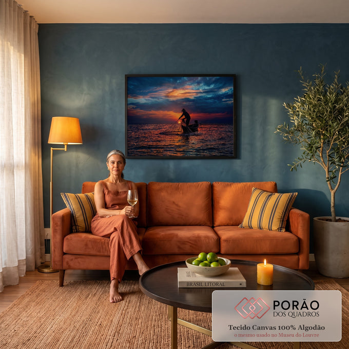 Quadro Decorativo Grande Pescador ao Pôr do Sol para Sala | quadros decorativos para sala de estar | pescador em silhueta puxando rede ao pôr do sol com céu laranja e azul | em ambiente 3 | Porao dos Quadros