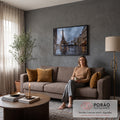 Quadro Decorativo Grande Torre Eiffel Cinza para Sala | quadros decorativos para sala de estar | Torre Eiffel sob céu nublado com rua de paralelepípedos molhada refletindo luzes | em ambiente 3 | Porao dos Quadros