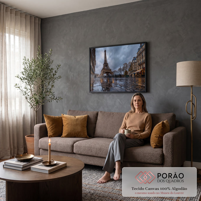 Quadro Decorativo Grande Torre Eiffel Cinza para Sala | quadros decorativos para sala de estar | Torre Eiffel sob céu nublado com rua de paralelepípedos molhada refletindo luzes | em ambiente 3 | Porao dos Quadros