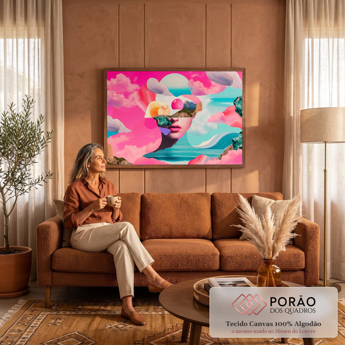 Colagem surreal de rosto de mulher entre nuvens rosa, mar turquesa e montanhas, quadro decorativo
