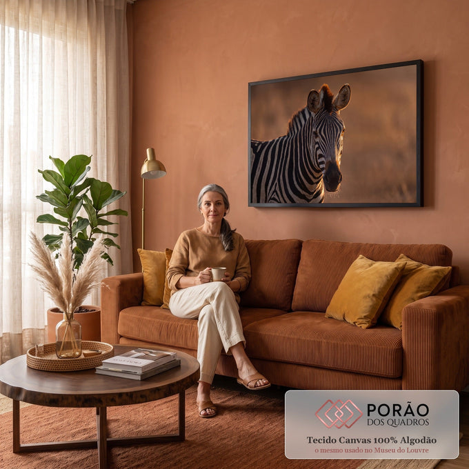 Zebra em close com listras preto e branco iluminada pelo pôr do sol na savana, quadro decorativo