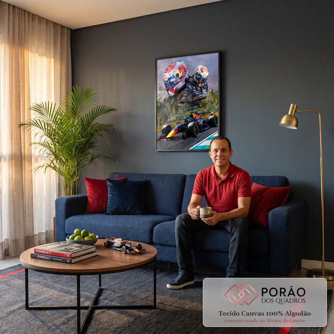 Carro de Fórmula 1 azul em pista com palmeiras e capacetes de piloto ao fundo, quadro decorativo