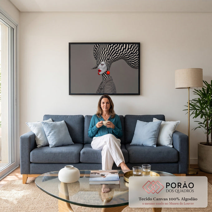 Mulher com chapéu xadrez escultural, lábios vermelhos e brincos laranja em fundo cinza, quadro decorativo