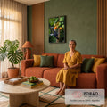 Tucano de bico laranja comendo mamão em pé de papaia com folhagem verde ao fundo, quadro decorativo