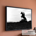 Cavalo empinado com cowgirl e Porsche clássico em silhueta no deserto, preto e branco, quadro decorativo