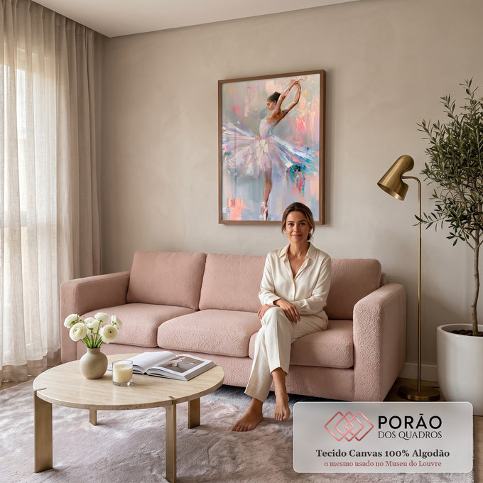 Quadro Decorativo Bailarina em Tutu Pastel com Pinceladas | quadros decorativos para sala de estar | bailarina em tutu pastel dançando na ponta dos pés com pinceladas texturizadas | em ambiente 3 | Porao dos Quadros