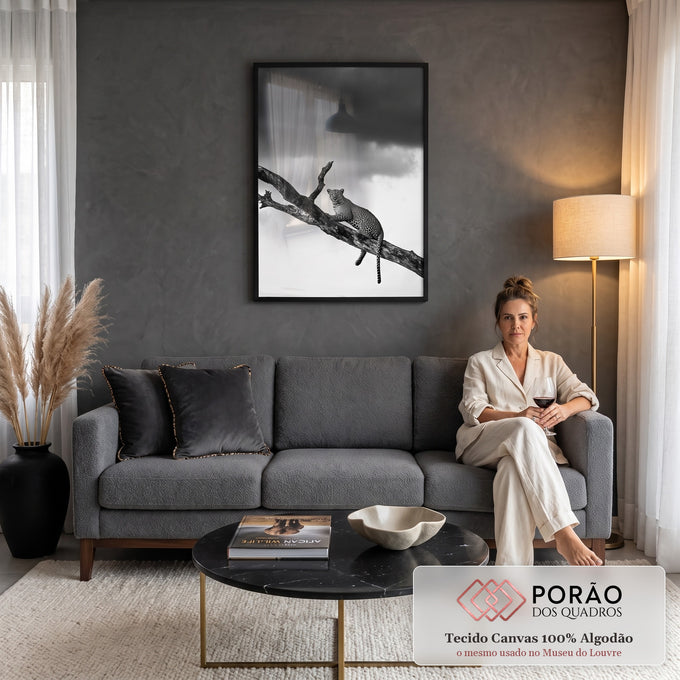 Leopardo em árvore seca olhando à frente sob céu de tempestade, fotografia preto e branco, quadro decorativo