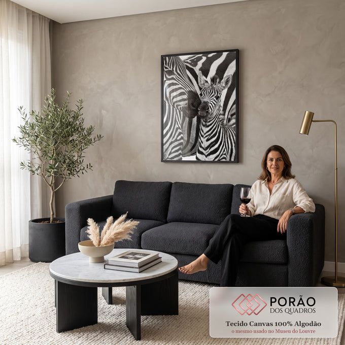 Zebra adulta e filhote focinho a focinho em fotografia preto e branco de alto contraste, quadro decorativo