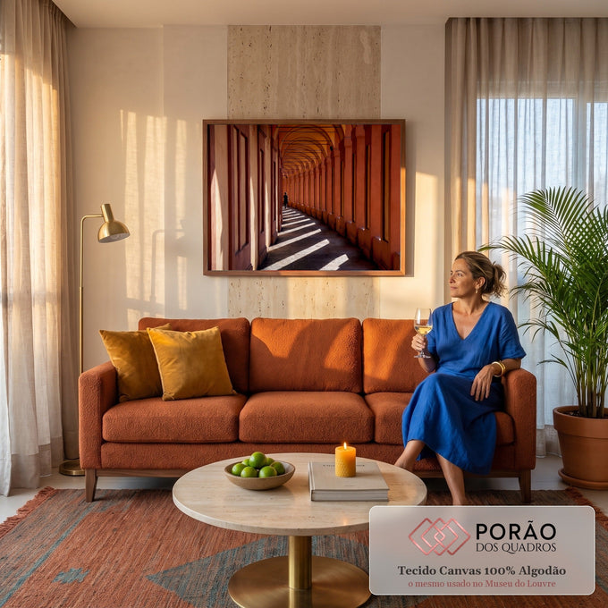 Corredor de arcos em Bolonha, tons terracota, sombras diagonais e pessoa caminhando, quadro decorativo