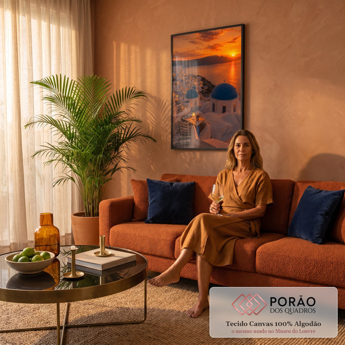 Pôr do sol laranja sobre o mar em Santorini com casas brancas e cúpulas azuis, quadro decorativo