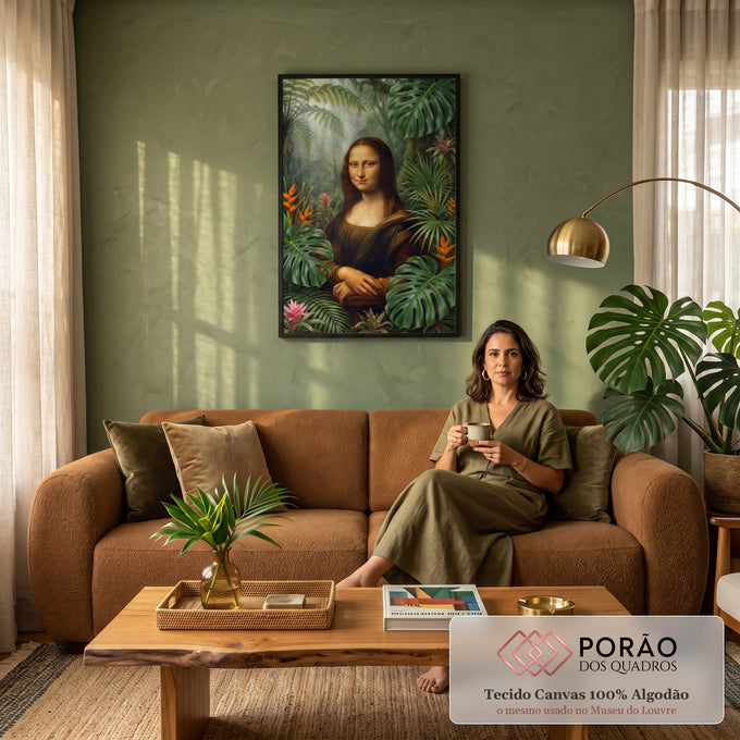 Quadro Decorativo Grande Mona Lisa para Sala Verde | quadros decorativos para sala de estar | retrato de mulher com pose da Mona Lisa cercada por folhagem tropical densa e flores coloridas | em ambiente 3 | Porao dos Quadros