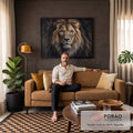Quadro Decorativo Grande Leão Olhar Intenso para Sala Preto | quadros decorativos para sala de estar | retrato de leão com juba dourada e olhos âmbar sobre fundo preto | em ambiente 3 | Porao dos Quadros
