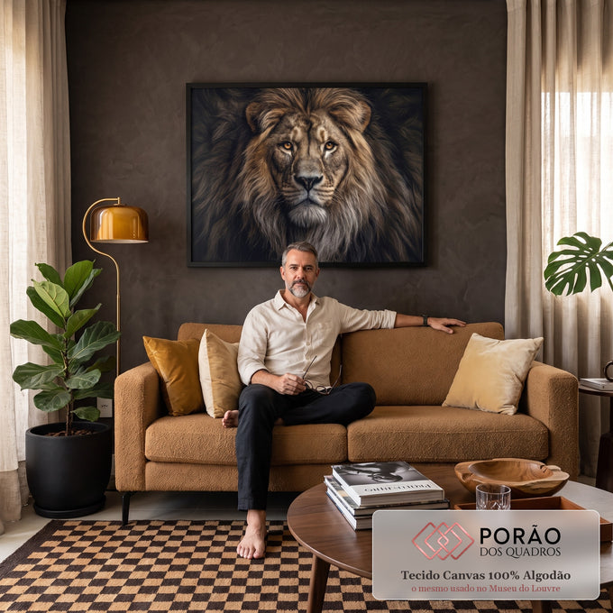 Quadro Decorativo Grande Leão Olhar Intenso para Sala Preto | quadros decorativos para sala de estar | retrato de leão com juba dourada e olhos âmbar sobre fundo preto | em ambiente 3 | Porao dos Quadros