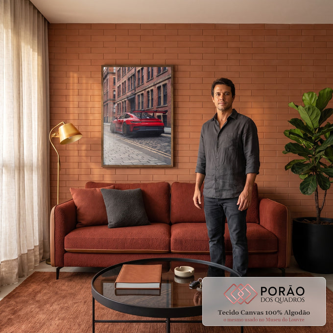 Quadro Decorativo Grande Carro de Pista para Sala | quadros decorativos para sala de estar | carro esportivo vermelho com aerofólio preto em rua de paralelepípedos e prédio de tijolos | em ambiente 3 | Porao dos Quadros