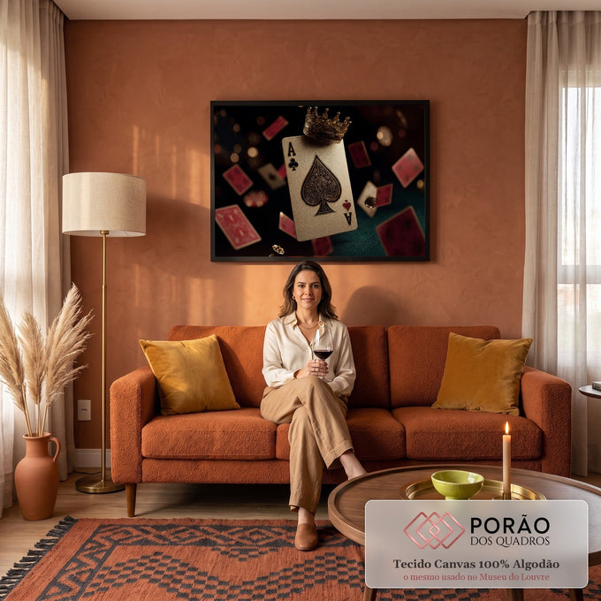 Quadro Decorativo Grande Carta de Baralho para Sala Preto | quadros decorativos para sala de estar | carta de baralho branca com espada dourada e coroa sobre fundo escuro com cartas flutuando | em ambiente 3 | Porao dos Quadros