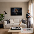 Quadro Decorativo Grande Leão de Terno para Sala Preto | quadros decorativos para sala de estar | leão com corpo humano de terno preto e olhos laranja em fundo com fumaça | em ambiente 3 | Porao dos Quadros
