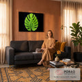 Folha de costela de adão verde em contraluz com nervuras e recortes sobre fundo preto, quadro decorativo