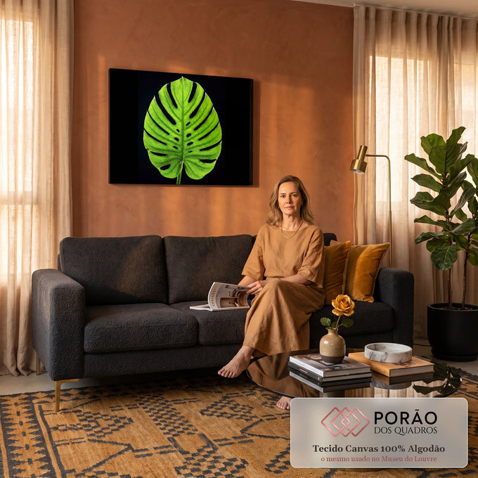 Folha de costela de adão verde em contraluz com nervuras e recortes sobre fundo preto, quadro decorativo