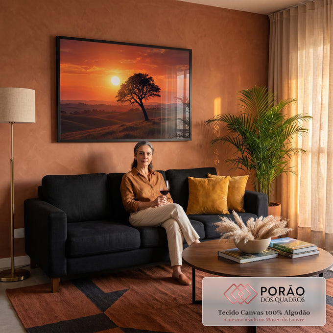 Quadro Decorativo Grande Árvore Solitária Colinas para Sala | quadros decorativos para sala de estar | árvore solitária em silhueta contra um pôr do sol laranja intenso em colinas | em ambiente 3 | Porao dos Quadros
