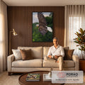 Águia de cabeça branca em mergulho, asas erguidas e olhar fixo, com floresta desfocada, quadro decorativo