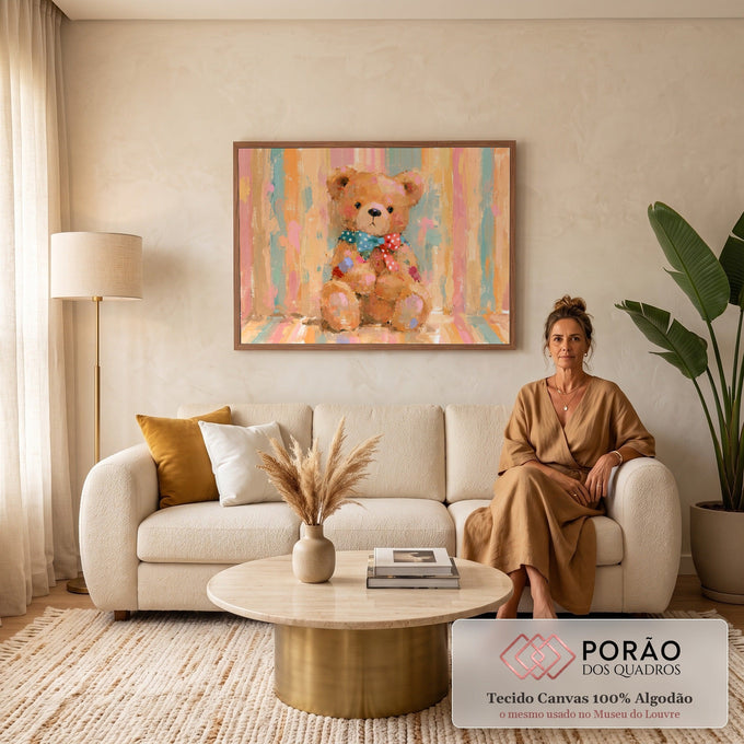 Ursinho de pelúcia com laço de bolinhas em pintura a óleo sobre fundo listrado pastel, quadro decorativo