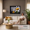 Margarida branca em macro com miolo amarelo e gotas de orvalho sobre fundo escuro, quadro decorativo