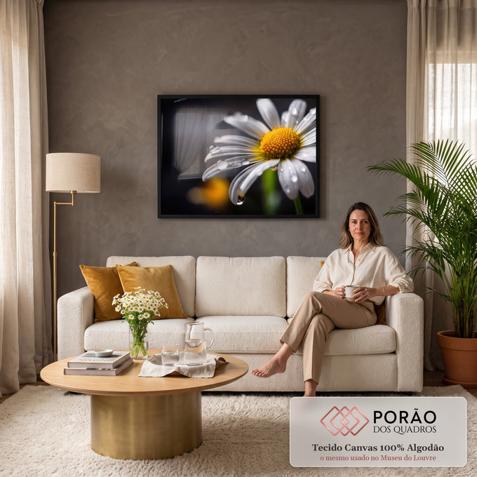 Margarida branca em macro com miolo amarelo e gotas de orvalho sobre fundo escuro, quadro decorativo