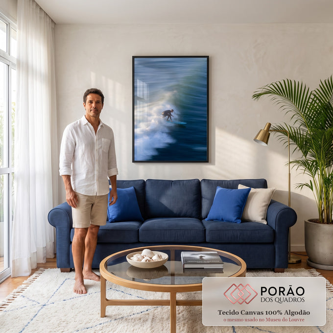 Surfista de roupa preta em prancha azul sobre onda do mar com espuma branca e movimento, quadro decorativo