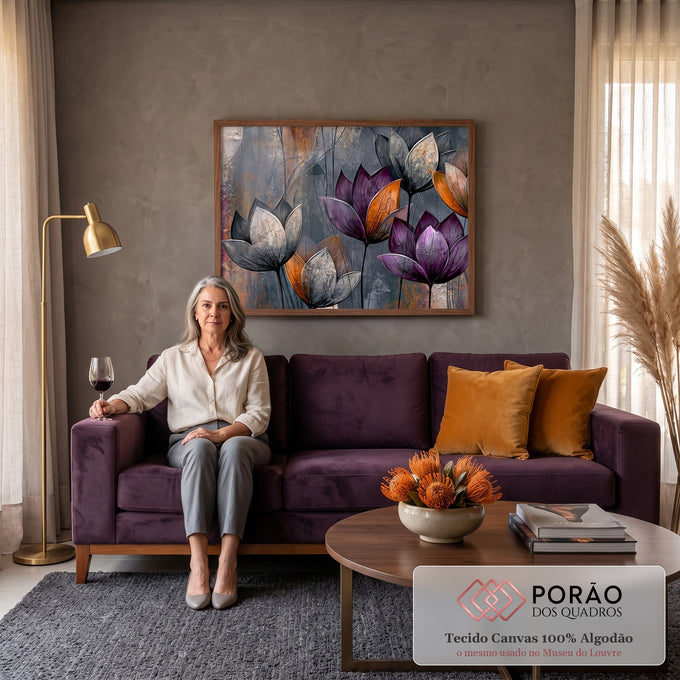 Quadro Decorativo Flores Abstratas em Roxo Prata e Cobre | quadros decorativos para sala de estar | flores abstratas estilizadas em pétalas de roxo, prata e cobre sobre fundo cinza texturizado | em ambiente 3 | Porao dos Quadros