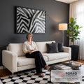 Quadro Decorativo Grande Textura de Zebra para Sala Preto | quadros decorativos para sala de estar | textura de pelagem de zebra em preto e branco com listras em zigue-zague | em ambiente 3 | Porao dos Quadros