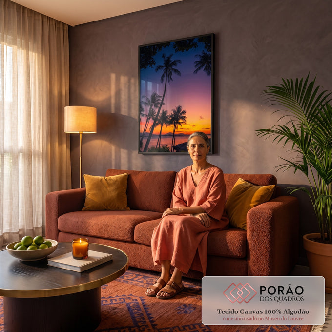 Coqueiros em silhueta ao pôr do sol tropical, céu laranja e lilás sobre o mar e rochas, quadro decorativo