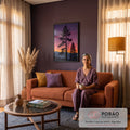 Silhuetas de pinheiros contra céu roxo e laranja, montanhas enevoadas e lua crescente, quadro decorativo
