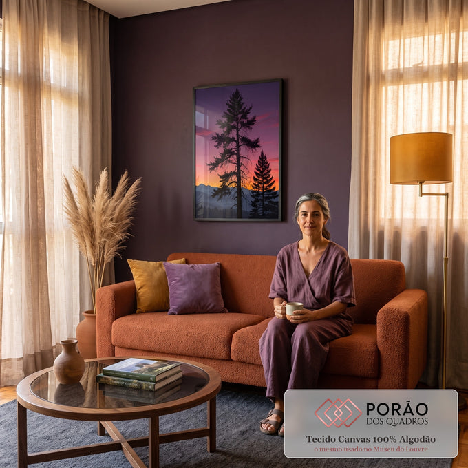 Silhuetas de pinheiros contra céu roxo e laranja, montanhas enevoadas e lua crescente, quadro decorativo