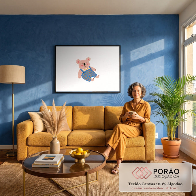 Quadro Decorativo Grande Coala de Bebê para Quarto de Bebê | quadros decorativos para sala de estar | coala rosa fofo deitado de olhos fechados com macacão azul listrado | em ambiente 3 | Porao dos Quadros