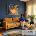 Quadro Decorativo Fênix Dourada em Céu Azul Turbilhonado | quadros decorativos para sala de estar | fênix dourada com asas abertas sobre fundo azul em espirais estilo impressionista | em ambiente 3 | Porao dos Quadros