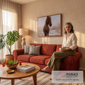 Cavalo castanho de crina loira longa em praia com névoa bege ao amanhecer, quadro decorativo