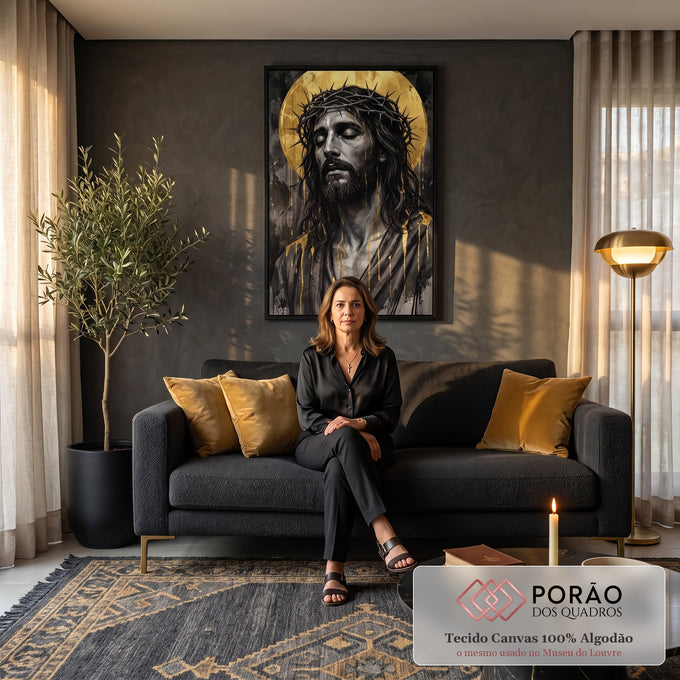 Quadro Decorativo Grande Jesus Dourado para Sala Preto | quadros decorativos para sala de estar | retrato de Jesus Cristo em preto e branco com coroa de espinhos e lágrimas douradas | em ambiente 3 | Porao dos Quadros