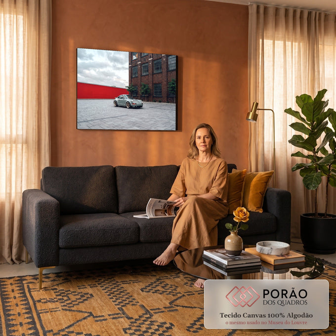 Porsche 911 verde sage em pátio de pedra diante de prédio de tijolos e muro vermelho, quadro decorativo