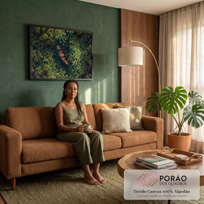 Quadro Decorativo Grande Canoa de Madeira para Sala Verde | quadros decorativos para sala de estar | canoa de madeira em lagoa com lírios d'água vista de cima | em ambiente 3 | Porao dos Quadros
