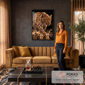 Quadro Decorativo Grande Leopardo com Joias para Sala Preto | quadros decorativos para sala de estar | leopardo caminhando na água com cristais dourados sobre o pelo em fundo preto | em ambiente 3 | Porao dos Quadros
