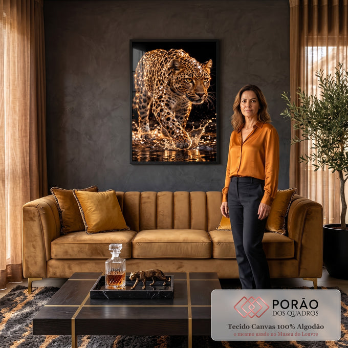 Quadro Decorativo Grande Leopardo com Joias para Sala Preto | quadros decorativos para sala de estar | leopardo caminhando na água com cristais dourados sobre o pelo em fundo preto | em ambiente 3 | Porao dos Quadros
