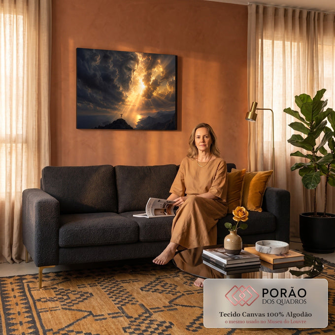 Quadro Decorativo Grande Rosto Divino Dourado para Sala | quadros decorativos para sala de estar | rosto divino nas nuvens com raios de luz e cruz sobre penhasco ao entardecer | em ambiente 3 | Porao dos Quadros