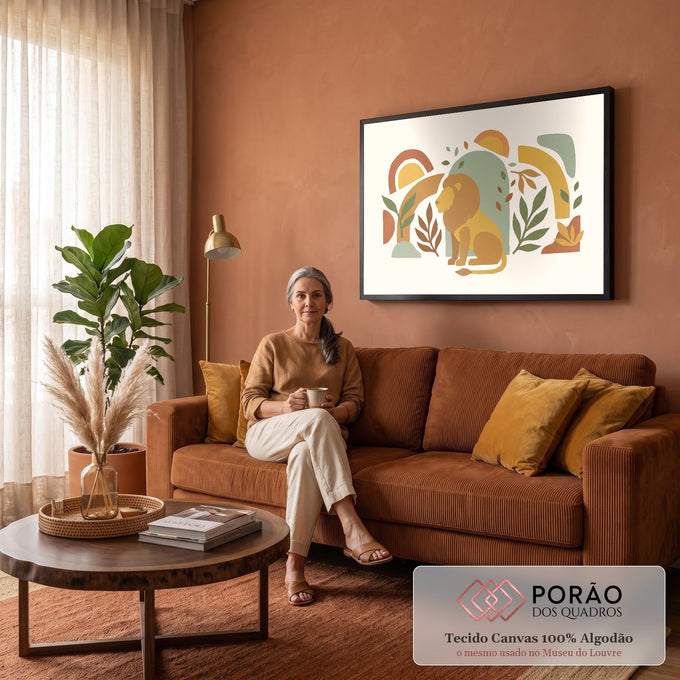 Quadro Decorativo Grande Leão Sentado para Sala Amarelo | quadros decorativos para sala de estar | leão sentado de perfil em recorte de papel com arcos, sóis e folhas coloridas | em ambiente 3 | Porao dos Quadros